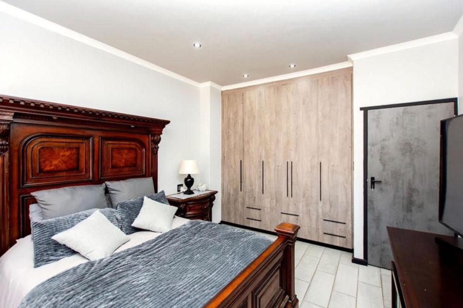 7 Bedroom Property for Sale in Myburgh Park Western Cape